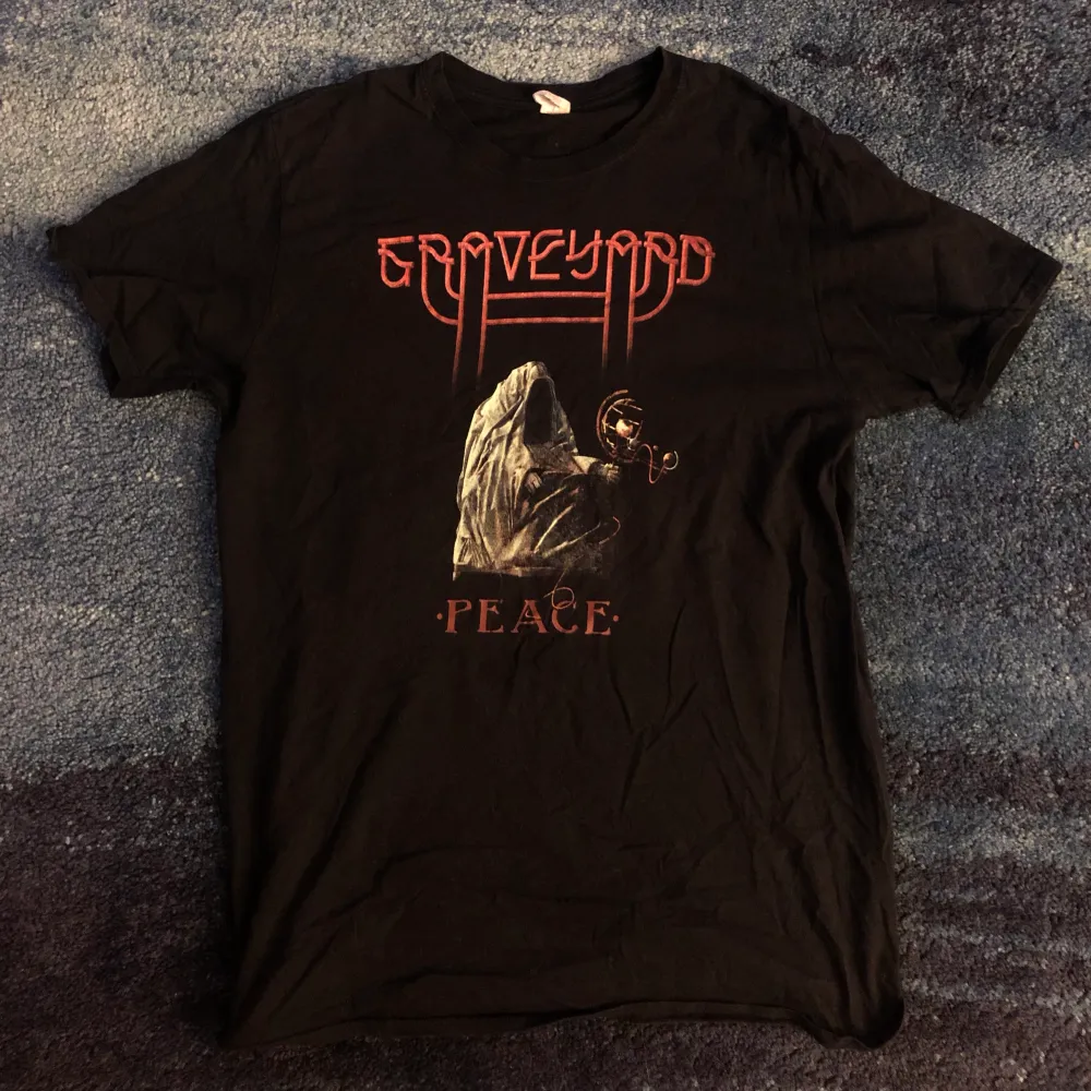 Graveyard shirt från deras peace tour, tryck på gildan, fint skick true to size large.. T-shirts.