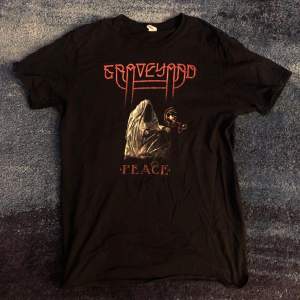 Graveyard shirt från deras peace tour, tryck på gildan, fint skick true to size large.