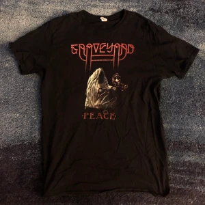 Graveyard band tshirt (Large) - Graveyard shirt från deras peace tour, tryck på gildan, fint skick true to size large.