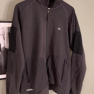 Rotation jacka  - Säljer min vår/höst jacka som ej kommit till användning. Köpt i butik på carlings för ca700kr. Storleken är M men även justerbar nertill. Mycket bra skick och inga slitningar. 