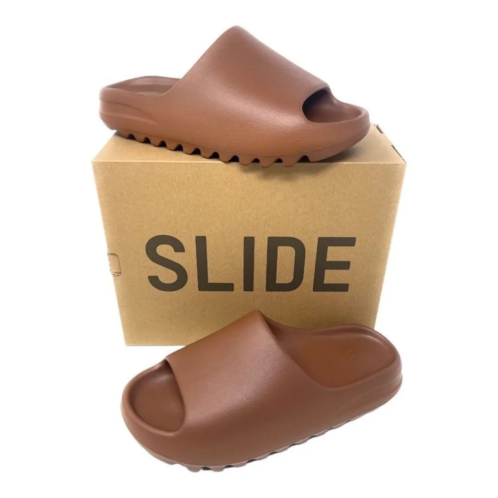 Säljer ett par yezzy slides flax  Con 10/10. Skor.