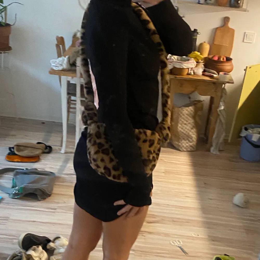 Axelremsväska i mjukt/fluffigt leopardtyg! Fint skick! Skriv vid fler frågor ❤️. Accessoarer.