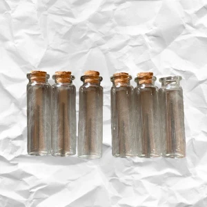 glasflaskor  - Säljer dessa glasflaskor som man kan använda till vad man vill. ligger bara o skräpar här så aja säljer dem nu! En av dem saknar kork och man kan köpa styckvis också. dem är kanske 10X1 eller ngt! Hör av dig vid intresse eller frågor! alla för 50kr