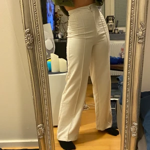 Vita kostym byxor  - Ett par vita kostym aktiva byxor som sitter tight och formar kroppen bra. Säljer eftersom det inte är riktigt min stil och har därav ingen användning för byxorna. Kontakta mig om du undrar något 