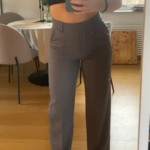 Madlady kostymbyxor - Kostymbyxor från madlady, använda 2 ggr och i grå färg, storlek 36/L30