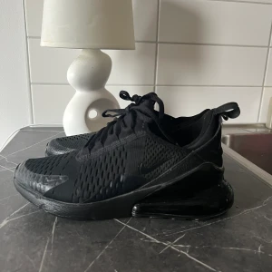 Nike Air Max 270  - Storlek 37,5, passar även 38 då jag själv har det.  fint skick, använda enstaka gång. 