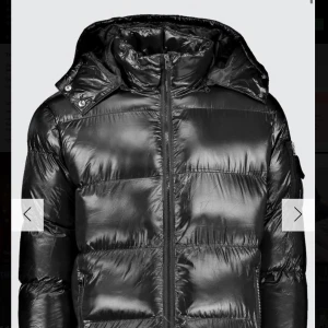 Vinterjacka - glansig jacka med huva. köpt för någon månad sen💓 den passar väldigt bra som vinterjacka då den är väldigt varm! kan skicka mer bilder vid intresse💓