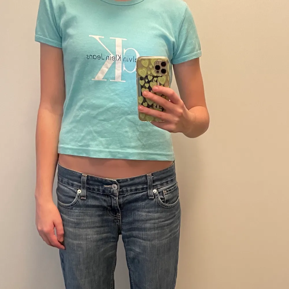 Fin blå Calvin Klein t-skirt som tyvärr inte kommer till användning. Jättebra kvalite. Det står onesize men skulle säga att den ör i storlek s.. T-shirts.