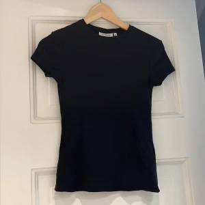Ribbad top weekday - Den perfekta ribbade topen från weekday. Förbliten för mig, storlek S. Använd 1 gång. 140kr i butik.