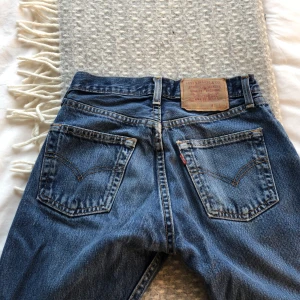 Levis jeans - Mid Rise Levis tror jag? Dem passar ej mig , köpta secondhand och är något använda. Midjemåttet: 33 innerbensmåttet: 70