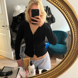 Stickad kofta - Jättefin marinblå stickad kofta🌟