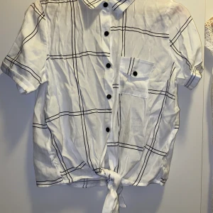 Vit/svart skjorta - Vit/svart skjorta med krattning i fram Stl. S I bra skick, använd fåtal gånger