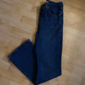 Levi’s Ribcage Boot - Säljer mina bootcut jeans från levi’s i jätte bra skick eftersom dom inte kommer till använding! Skicka för mer bilder!💗(Är lite osäker på frakten så den stämmer inte)