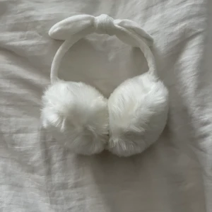 Öronvärmare / öronmuffar - Jätte mysiga öronvärmare till när det blir kallt. Helt oanvända o säljer för att jag råkade köpa två ❤️