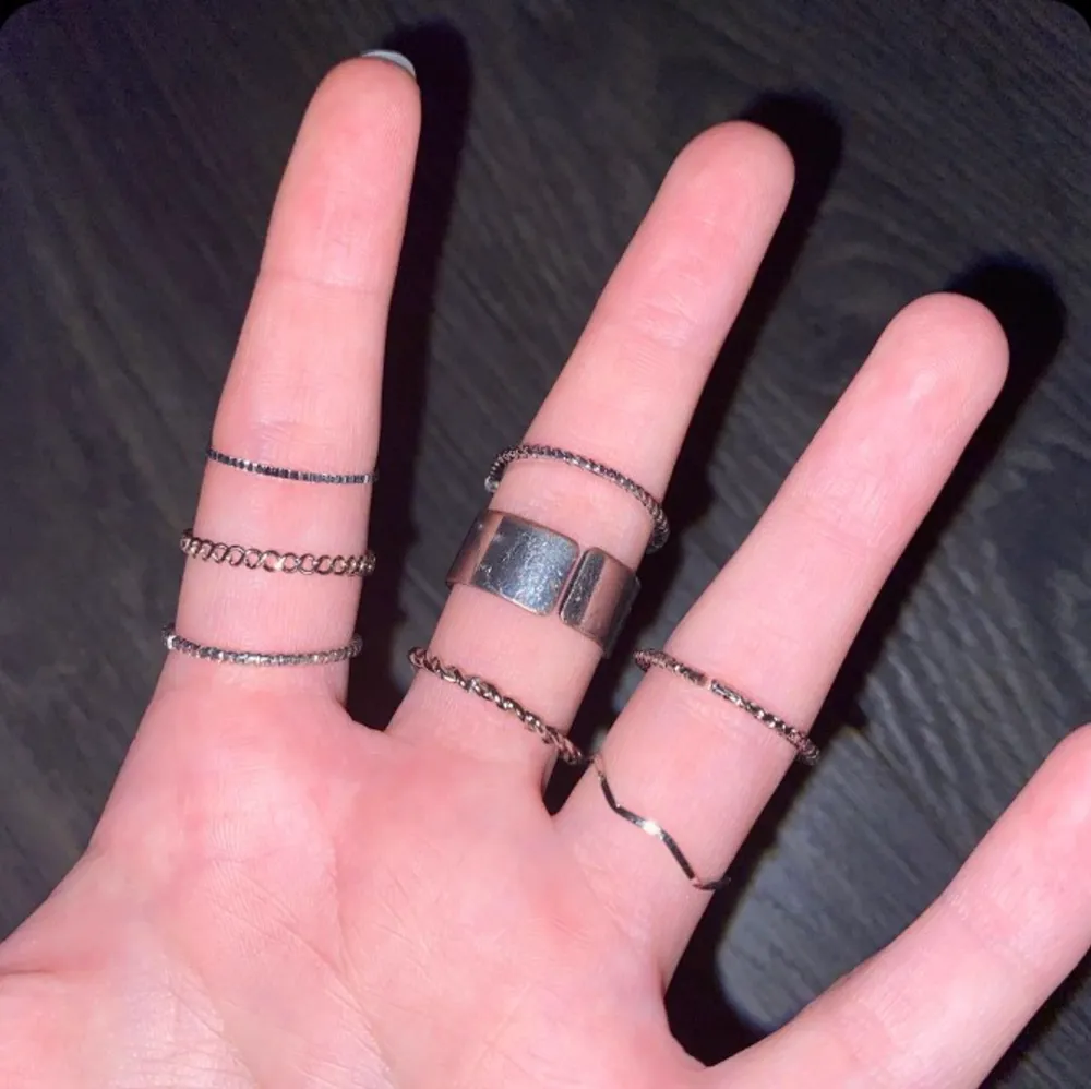 Olika ringar med olika modeller. Alla ringar sitter perfekt runt mitt finger som är 6cm runt. Man kan köpa alla eller en i taget. Var och en kostar 10kr men pris kan diskuteras.. Accessoarer.