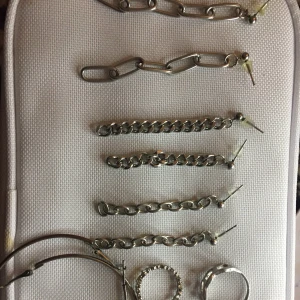 Smycken  - Köpte de för ungefär 6 månader och har använt de några gånger. Jag kan möttas up i Halmstad. Köparen står för frakten. Priset diskuteras med köparen.