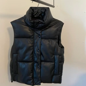 Skinnväst Zara - Fin skinnväst (skinn imitation) från Zara i väldigt fint skick. Som ny!