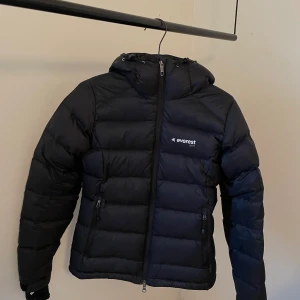 Everest skidjacka  - En varm och fin skidjacka från Everest. Nyskick då den knappt är använd!