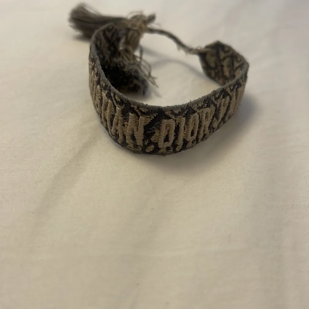 Dior armband köpt på hemsidan typ 3 år sen❣️ bra skick förutom lite slitningar på andra sidan men inget man ser när den e på!! köp direkt för 700. Accessoarer.