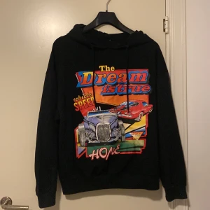 Hoodie  - Supercoola hoodie från SHEIN. Svart med mig ett coolt tryck 
