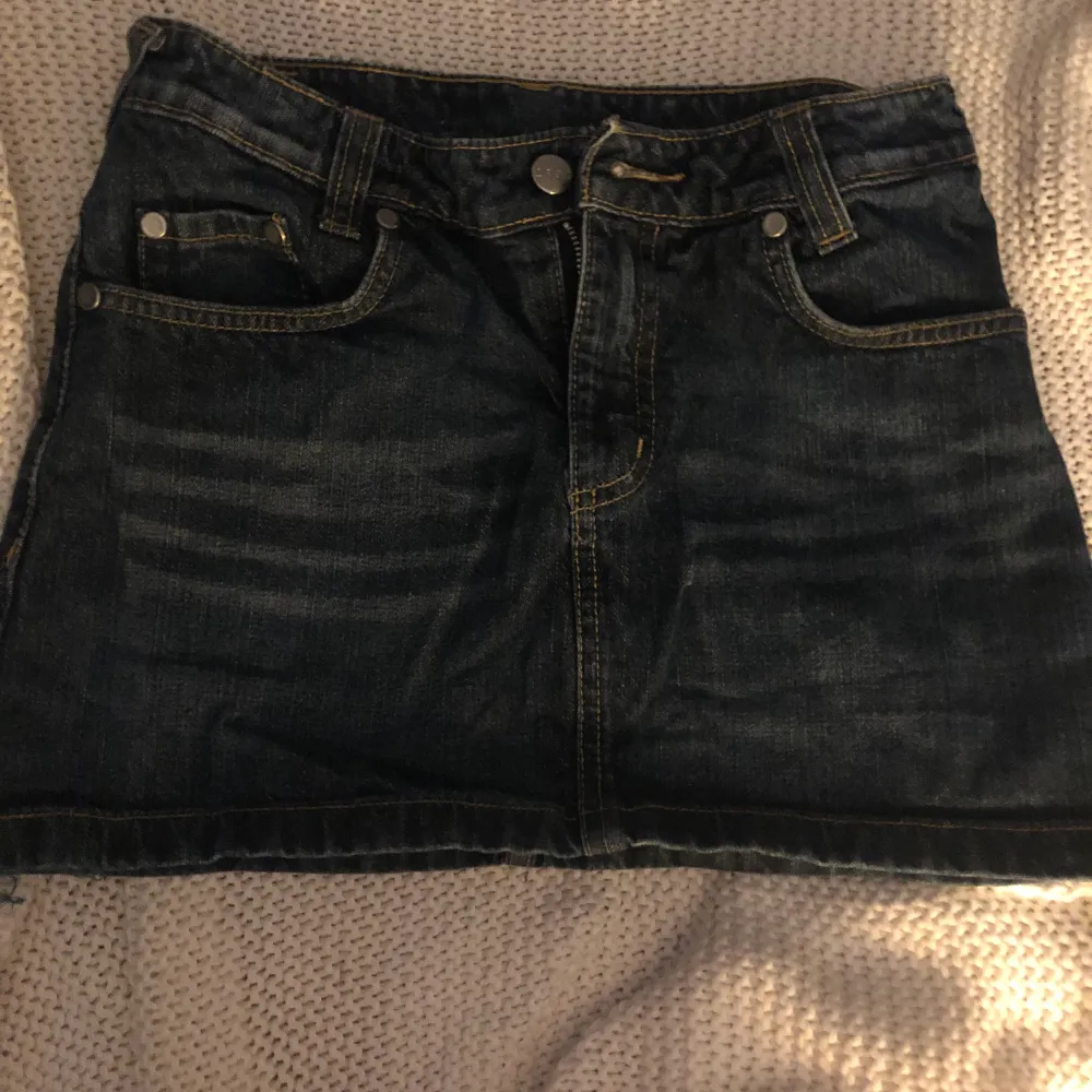 Fin jeans kjol som är för stor för mig som är xxs men passar xs och s . Kjolar.