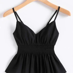 Volangtopp från shein, strl xs - Jättefin volangtopp från shein. Aldrig använd💕säljer för 50kr🙌❤️skriv för fler egna bilder😍