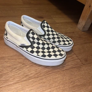 Vans Skor - Vans skor i bra skick. Lite smutsiga men inget som inte går att tvättas bort.  Nypris: 650kr Mitt pris: 300kr