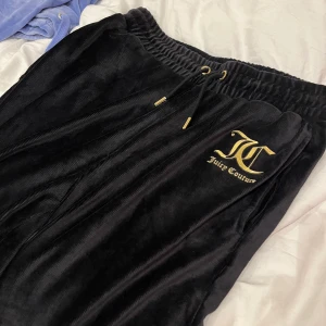 Juicy couture byxor  - Jättefina juicy byxor som passar storlek  xs-s. Säljer pga att de inte kommer till användning. Köparen står för frakten. 