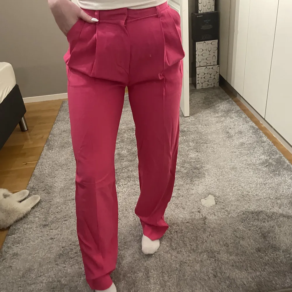 Säljer rosa kostymbyxor från lindex helt oanvända  Storlek 34 men större i storlek passar mig som har 36😊 Köpare står för frakt 📦. Jeans & Byxor.