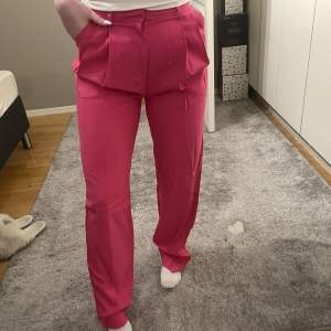 Säljer rosa kostymbyxor från lindex helt oanvända  Storlek 34 men större i storlek passar mig som har 36😊 Köpare står för frakt 📦