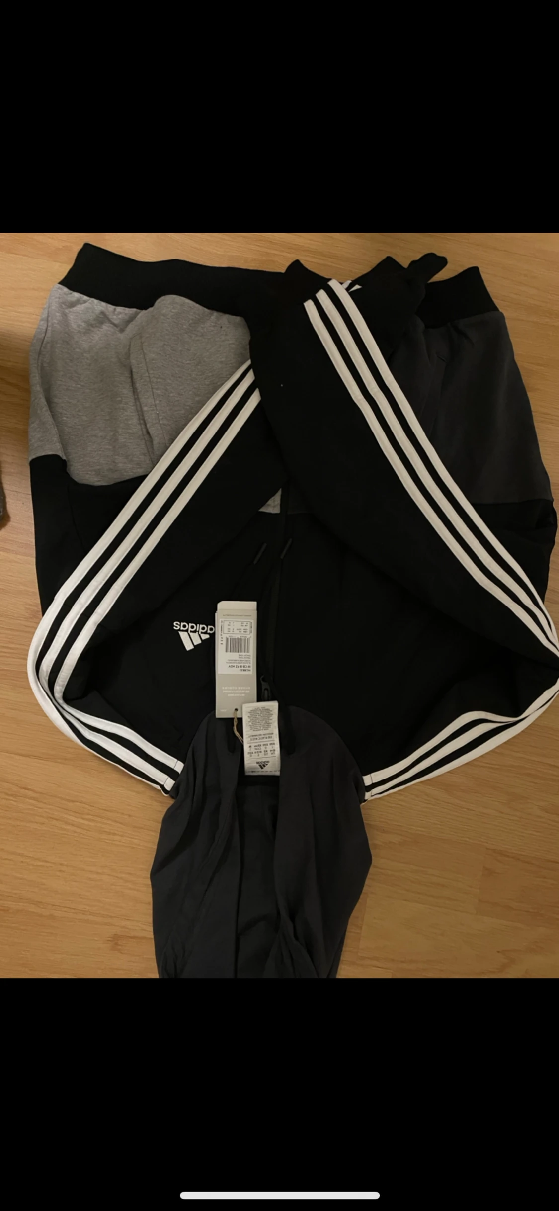 Ny Adidas hoodie med lappar på - 90
