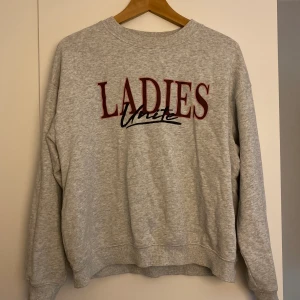 Sweatshirt med tryck S - Grå sweatshirt med tryck från Monki. Skön och mysig i storlek S.