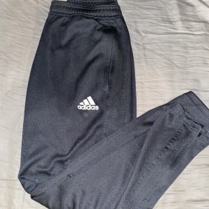 Svarta adidas byxor - Svarta adidas byxor med svart streck    Stl. M Bra skick, använda fåtal gånger 
