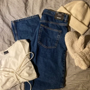 Oanvända jeans! - Säljer dessa snygga oanvända jeans från Weekday, då de tyvärr är för små för mig. Storleken är 31/32. ❤️Kolla sista bilden för att se jeansen på modellen. 350kr+frakt❤️