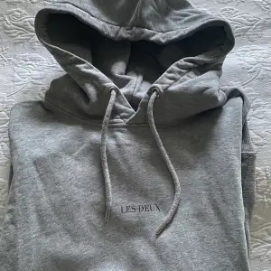 En äldre hoodie som har varit sparsamt använd, från Les Deux och köpt för 999kr. Storlek S, växt ur den. köparen står för frakten! Hör av dig fler bilder och frågor.