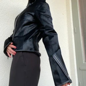 Jacka  - Svart vintage unik snygg jacka! Kan bäras med  pälsen utåt och skinnet inåt eller tvärtom!🤷🏻‍♀️ Dragkedjor fram och bak som kan öppnas hela vägen ner. Den är i ganska styvt material och lite stickig så det är bra att ha kofta nåt under 🥰 Frakt inkluderat!