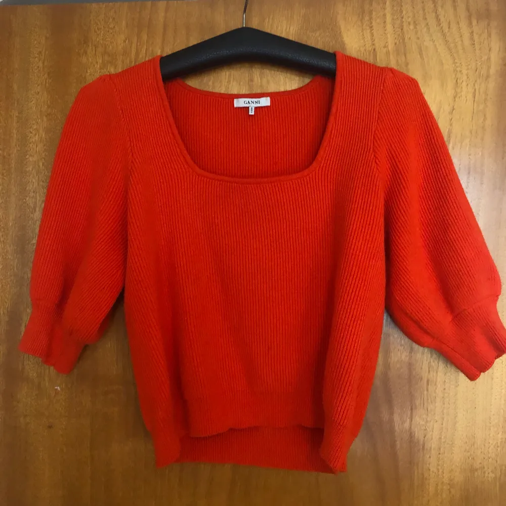 Orange/röd fin tröja från Ganni, fin kvalitet och i bra skick. Strl M. Blusar.
