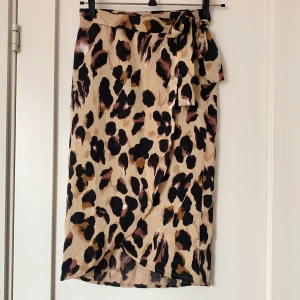 Omlottkjol - Säljer min omlottkjol i silkesmaterial som bara har använts ett fåtal gånger. Köparen står för frakt💘