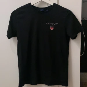 GANT t shirt 158/164 - Svart t shirt från gant, fint skick stl 148/165