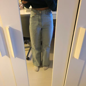 Zara High Waist Jeans - Säljer ett par ljusblåa highwaist jeans som är köpta här på plick. Välanvända. Jag har klippt jeansen som ni kan se, då de skulle passa min längd. Dessa skulle passa dig som är 160cm och neråt. Kontakta vid frågor😇 köparen står för frakten. 