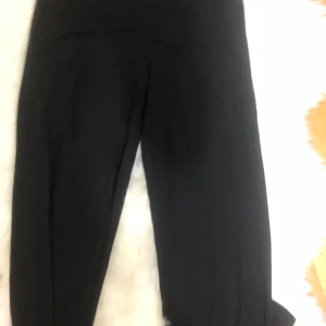 Svarta byxor - Svarta fina skö a byxot för 30kr säljer dom för de är försmå för mig
