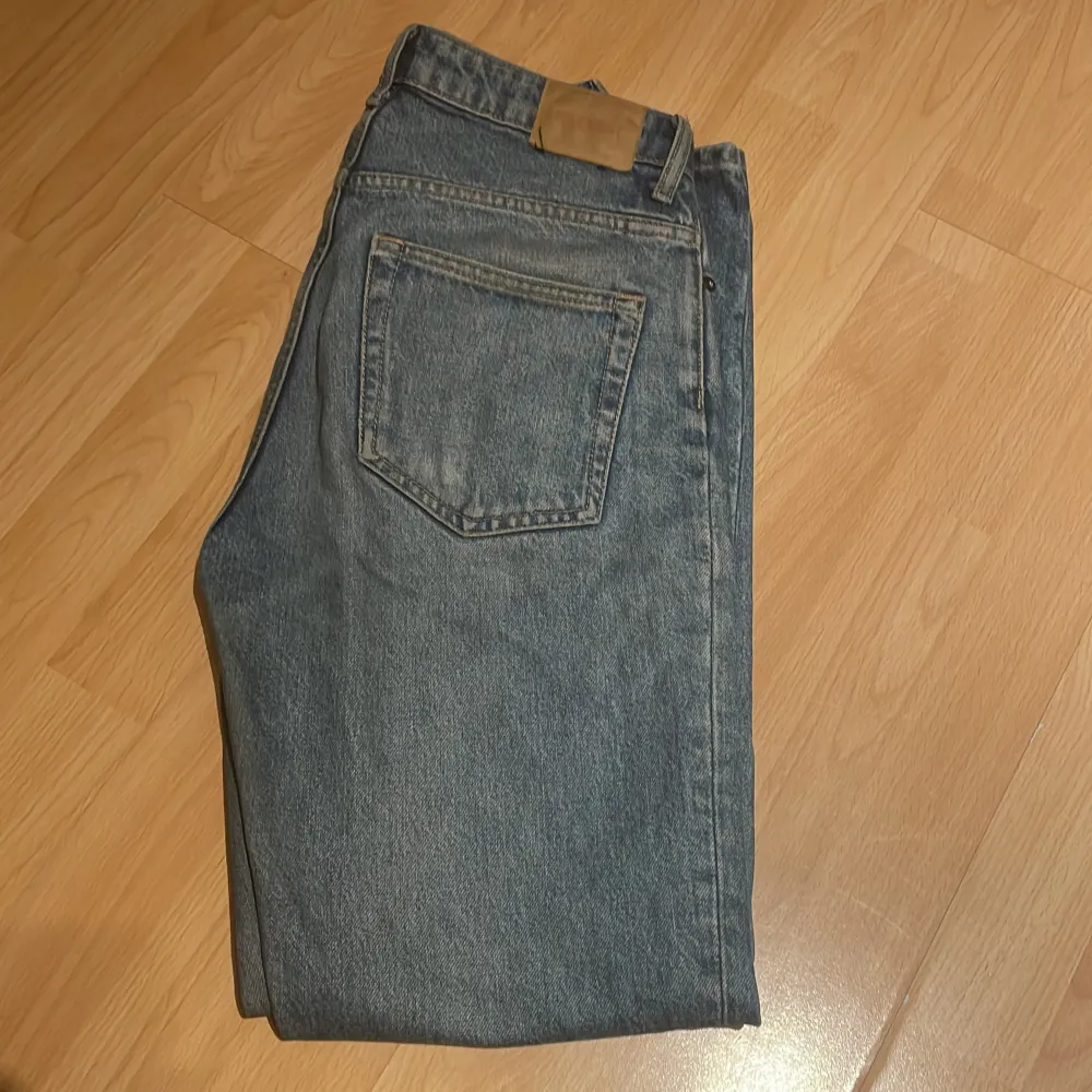 Ett par Voyage jeans från weekday i färgen Harper Blue, storlek 25/30. Säljer då jag har flera blåa jeans❤️ köpare står för frakt . Jeans & Byxor.