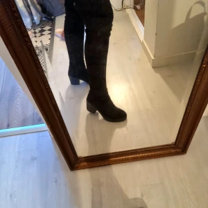 Overknee stövlar bra skick - Mockaliknande material inköpa på Din Sko  för några år sedan och använda max 10 gånger. Sköna att gå i och sitter kvar på låren.