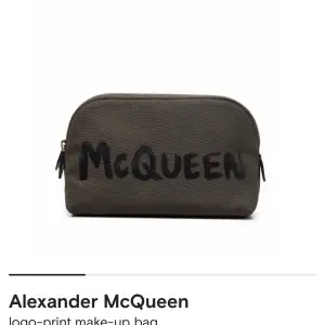 Superfin Alexander McQueen Make up bag  (Storlek 18x12x7cm, så funkar som mini clutch).  Kommer med kartongen så perfekt present.  Kostar 2190kr i butik  Mörkgrön