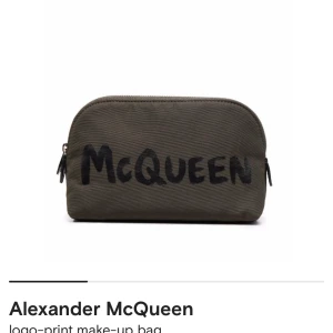 Ny Alexander McQueen make up bag - Superfin Alexander McQueen Make up bag  (Storlek 18x12x7cm, så funkar som mini clutch).  Kommer med kartongen så perfekt present.  Kostar 2190kr i butik  Mörkgrön