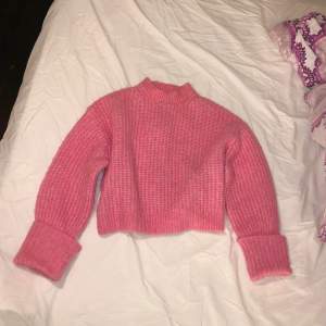 Rosa stickad tröja från Zara i strl M, aldrig använd och slutsåld 💕