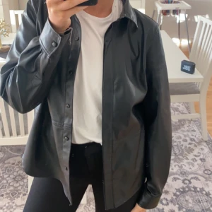Skinn blazer - Så snygg Blazer/skjorta i skinn! 🖤Storlek S och är perfek om du är en storlek 36! 