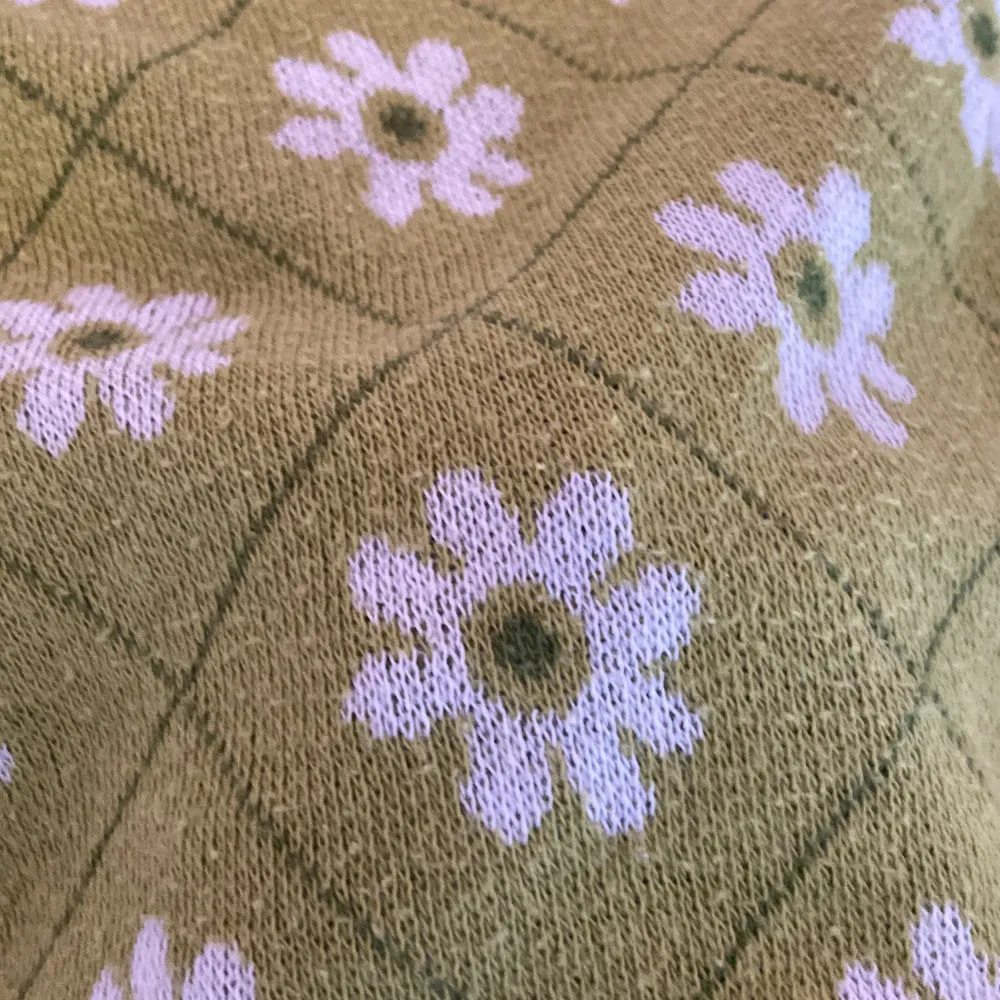 En stickad blommig tröja. Säljer den pågrund av att den inte kommer till användning.. Övrigt.
