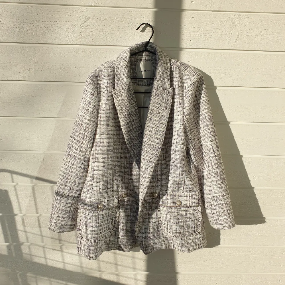Säljer ett set med jacka och kjol som är inspirerat av Chanels klassiska tweedset. Setet har aldrig använts så det är helt nytt!   Inköpspris: 2200 Kr. Kostymer.