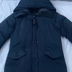 Canada goose jacka - Canada goose montebello parka. Använd i gott skick. Mörkblå med vanlig logga. Köpte den förra vintern och säljer den då den inte passar längre. 